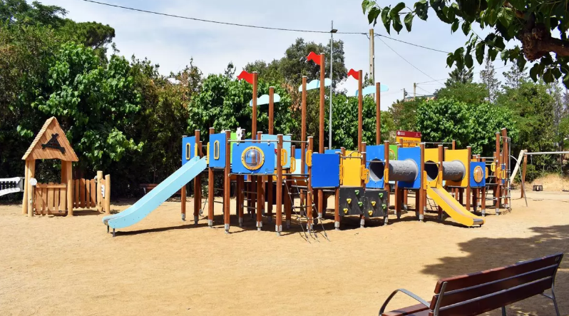 Gronxadors de diferents colors al Parc infantil al recinte del Casino (Macary i Viader) pels infants.